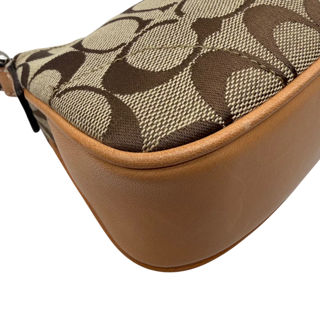 https://cdn.shopify.com/s/files/1/0564/9376/8855/files/Coach_Pochette_Signature_mit_Schnalle_beige_9.webp?v=1782311479