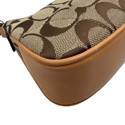 https://cdn.shopify.com/s/files/1/0564/9376/8855/files/Coach_Pochette_Signature_mit_Schnalle_beige_9.webp?v=1782311479