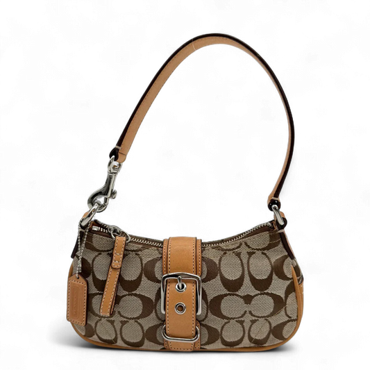 https://cdn.shopify.com/s/files/1/0564/9376/8855/files/Coach_Pochette_Signature_mit_Schnalle_beige_vintage4975.webp?v=1776768472