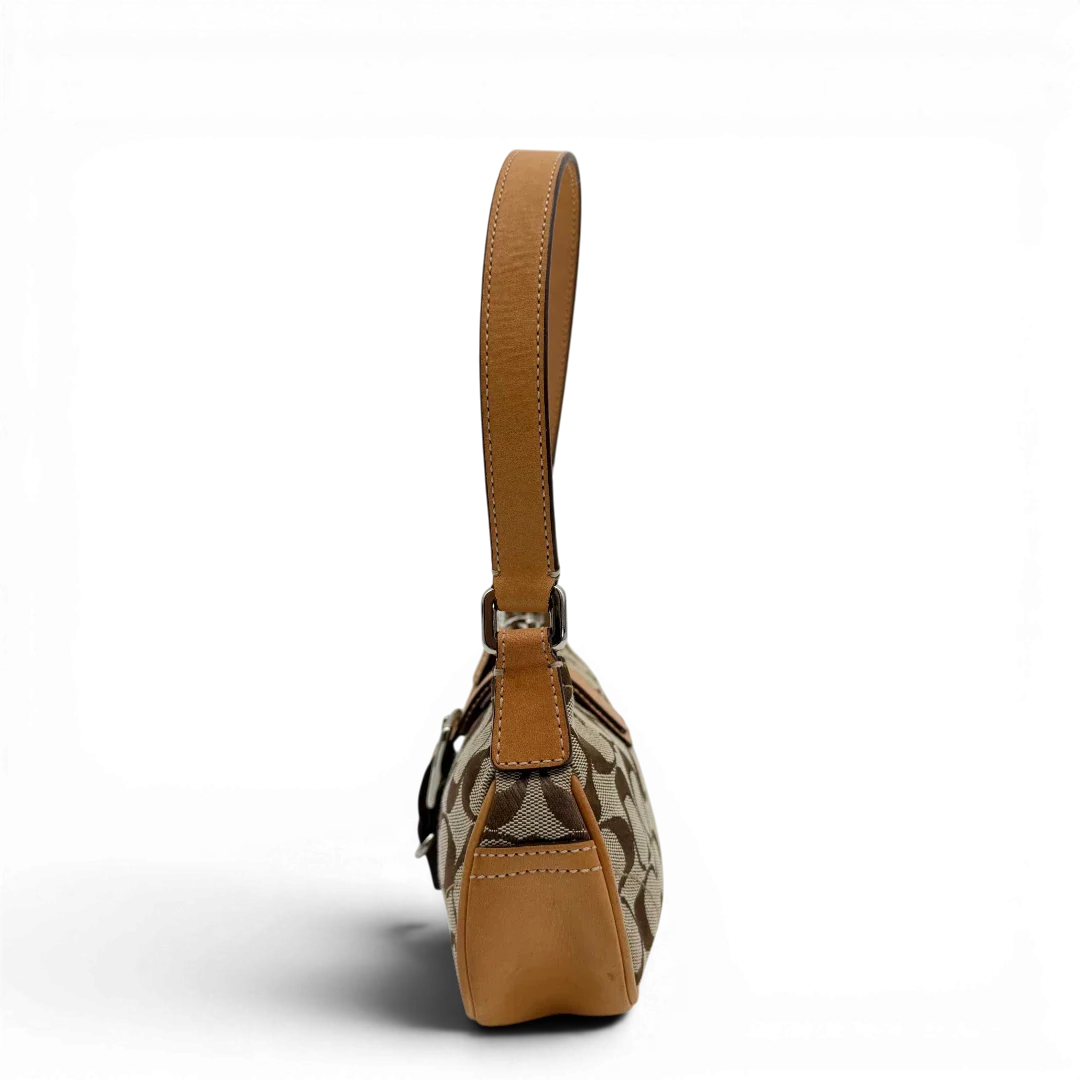 https://cdn.shopify.com/s/files/1/0564/9376/8855/files/Coach_Pochette_Signature_mit_Schnalle_beige_vintage4978.webp?v=1776768483