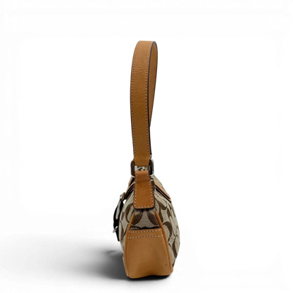 https://cdn.shopify.com/s/files/1/0564/9376/8855/files/Coach_Pochette_Signature_mit_Schnalle_beige_vintage4978.webp?v=1776768483