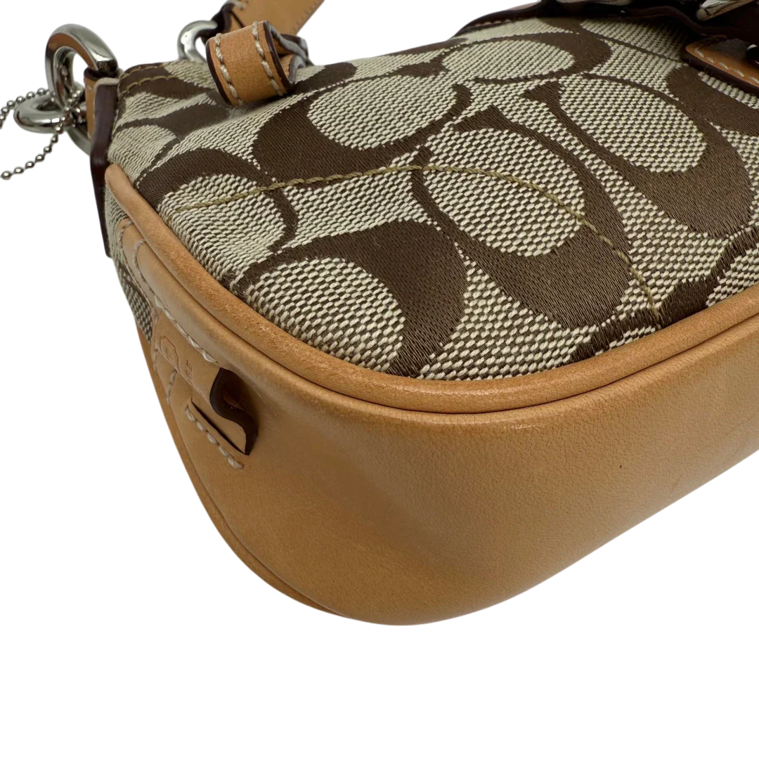 https://cdn.shopify.com/s/files/1/0564/9376/8855/files/Coach_Pochette_Signature_mit_Schnalle_beige_vintage4981.webp?v=1776768483