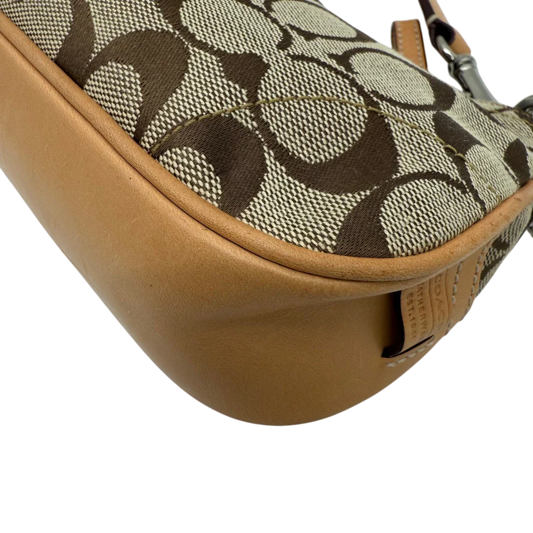https://cdn.shopify.com/s/files/1/0564/9376/8855/files/Coach_Pochette_Signature_mit_Schnalle_beige_vintage4982.webp?v=1776768483