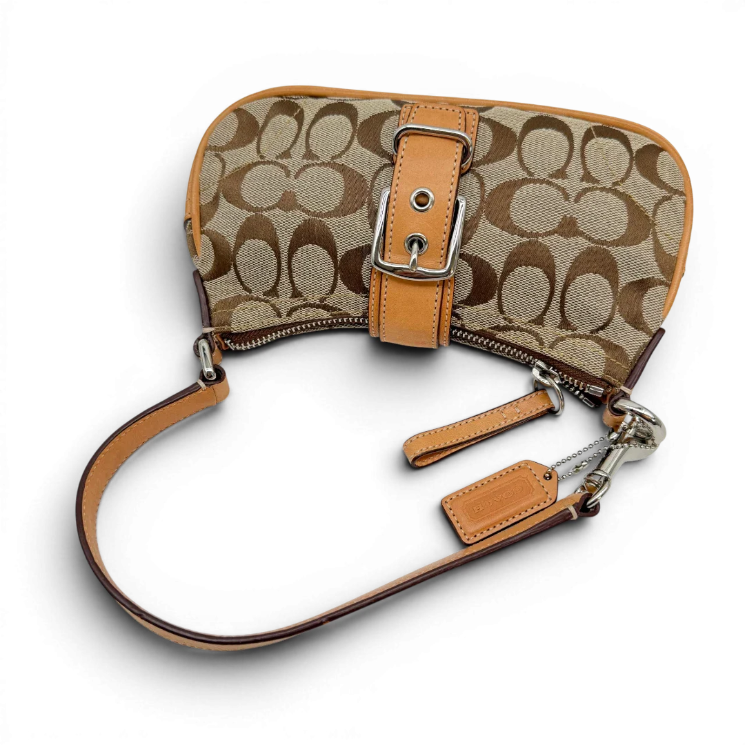 https://cdn.shopify.com/s/files/1/0564/9376/8855/files/Coach_Pochette_Signature_mit_Schnalle_beige_vintage4984.webp?v=1776768483
