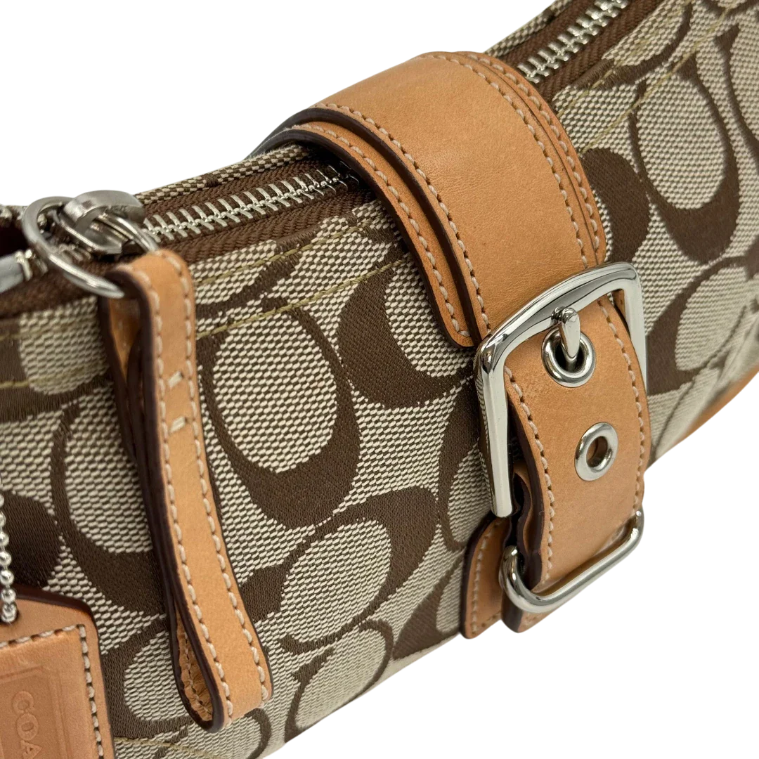 https://cdn.shopify.com/s/files/1/0564/9376/8855/files/Coach_Pochette_Signature_mit_Schnalle_beige_vintage4988.webp?v=1776768483