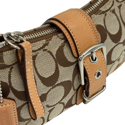 https://cdn.shopify.com/s/files/1/0564/9376/8855/files/Coach_Pochette_Signature_mit_Schnalle_beige_vintage4988.webp?v=1776768483