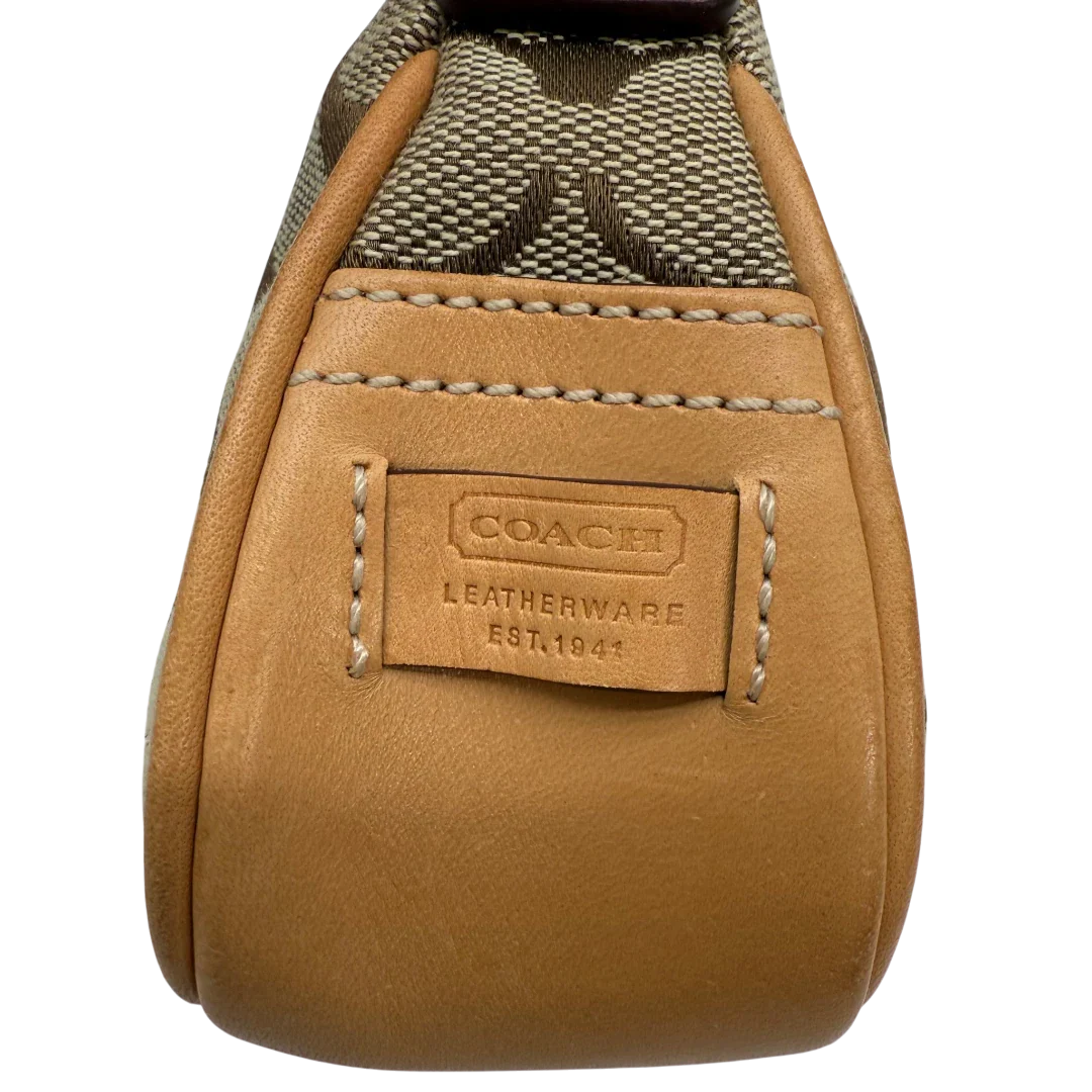 https://cdn.shopify.com/s/files/1/0564/9376/8855/files/Coach_Pochette_Signature_mit_Schnalle_beige_vintage4990.webp?v=1776768483