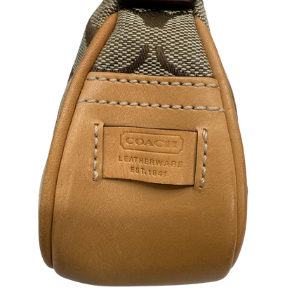 https://cdn.shopify.com/s/files/1/0564/9376/8855/files/Coach_Pochette_Signature_mit_Schnalle_beige_vintage4990.webp?v=1776768483