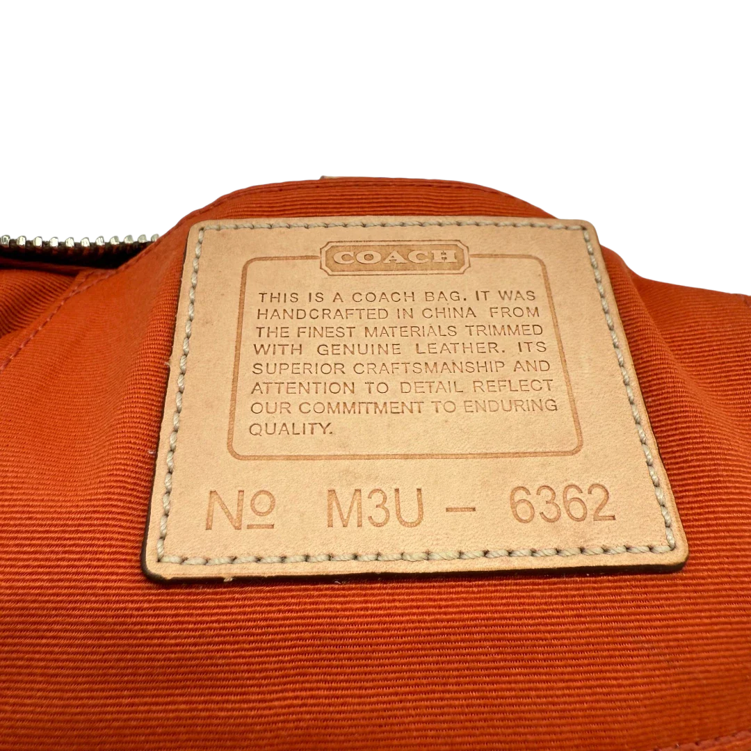 https://cdn.shopify.com/s/files/1/0564/9376/8855/files/Coach_Pochette_Signature_mit_Schnalle_beige_vintage4991.webp?v=1776768483