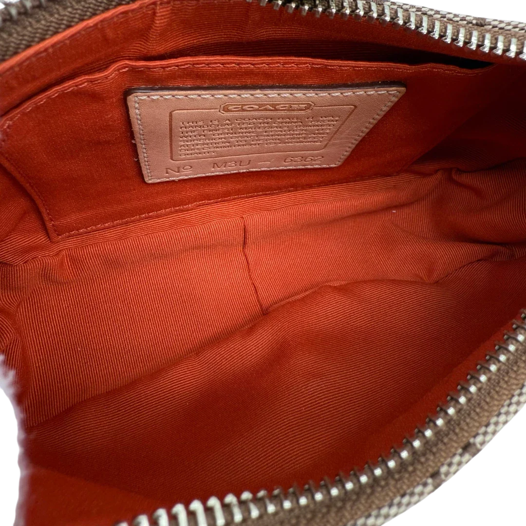 https://cdn.shopify.com/s/files/1/0564/9376/8855/files/Coach_Pochette_Signature_mit_Schnalle_beige_vintage4992.webp?v=1776768483