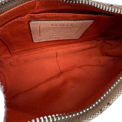 https://cdn.shopify.com/s/files/1/0564/9376/8855/files/Coach_Pochette_Signature_mit_Schnalle_beige_vintage4992.webp?v=1776768483