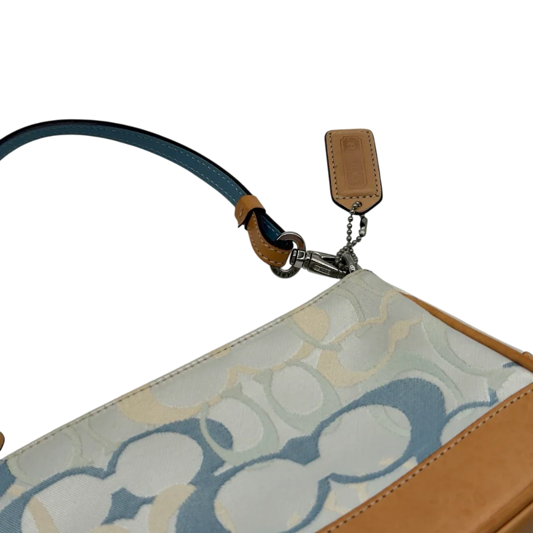 https://cdn.shopify.com/s/files/1/0564/9376/8855/files/Coach_Pochette_Signature_weiss___blau_13.webp?v=1784247615