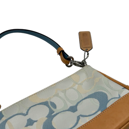 https://cdn.shopify.com/s/files/1/0564/9376/8855/files/Coach_Pochette_Signature_weiss___blau_13.webp?v=1784247615