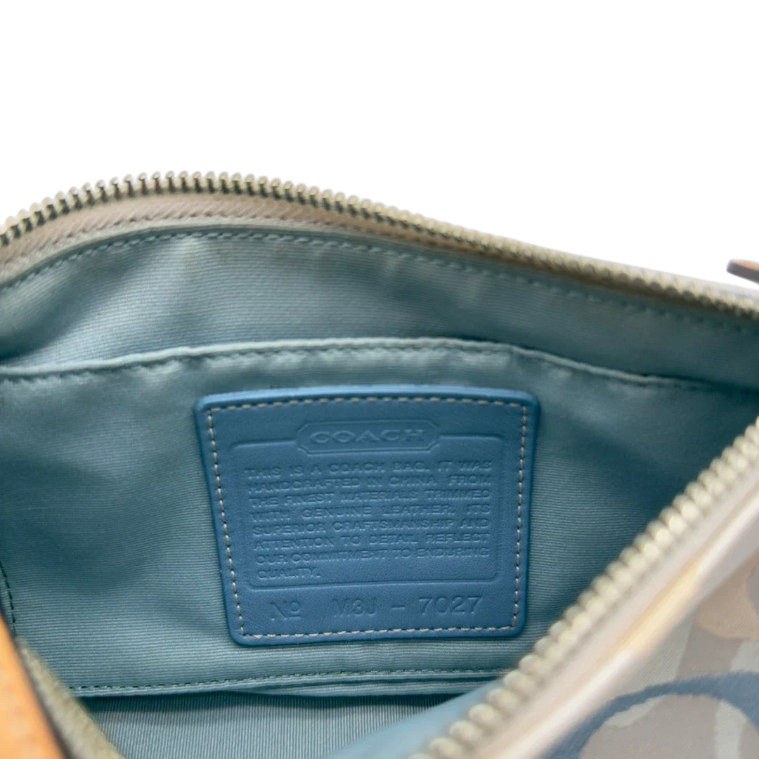 https://cdn.shopify.com/s/files/1/0564/9376/8855/files/Coach_Pochette_Signature_weiss___blau_17.webp?v=1784247615