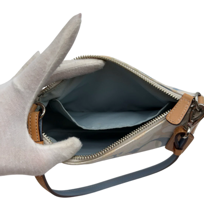 https://cdn.shopify.com/s/files/1/0564/9376/8855/files/Coach_Pochette_Signature_weiss___blau_18.webp?v=1784247615