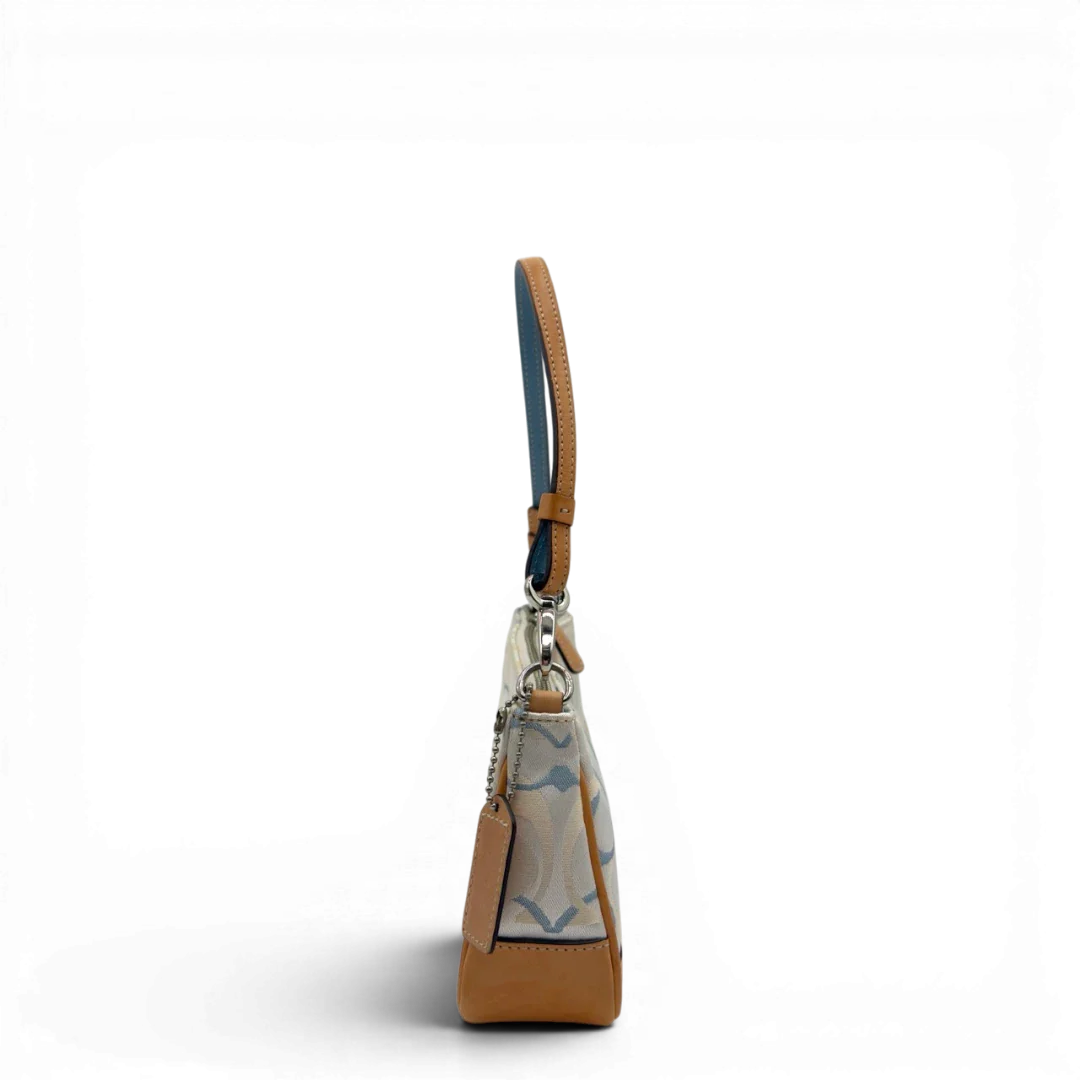 https://cdn.shopify.com/s/files/1/0564/9376/8855/files/Coach_Pochette_Signature_weiss___blau_4.webp?v=1784247615