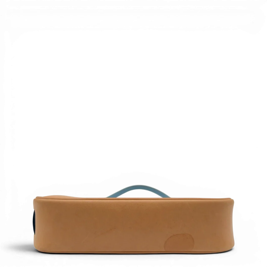 https://cdn.shopify.com/s/files/1/0564/9376/8855/files/Coach_Pochette_Signature_weiss___blau_5.webp?v=1784247615