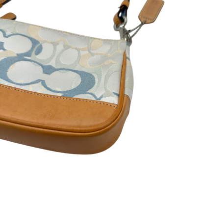 https://cdn.shopify.com/s/files/1/0564/9376/8855/files/Coach_Pochette_Signature_weiss___blau_6.webp?v=1784247615
