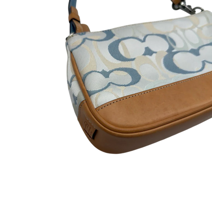 https://cdn.shopify.com/s/files/1/0564/9376/8855/files/Coach_Pochette_Signature_weiss___blau_7.webp?v=1784247615