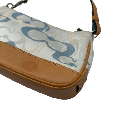 https://cdn.shopify.com/s/files/1/0564/9376/8855/files/Coach_Pochette_Signature_weiss___blau_8.webp?v=1784247615