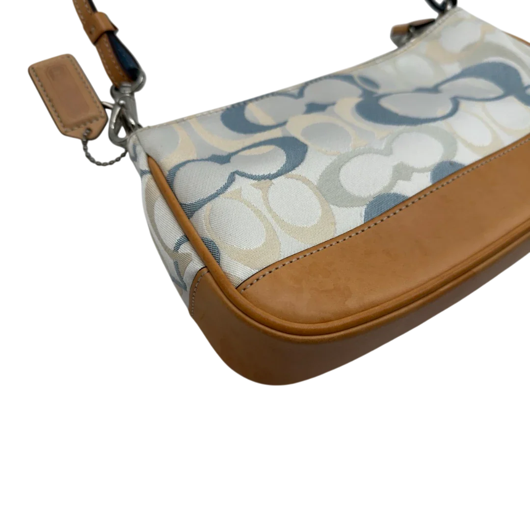 https://cdn.shopify.com/s/files/1/0564/9376/8855/files/Coach_Pochette_Signature_weiss___blau_9.webp?v=1784247615