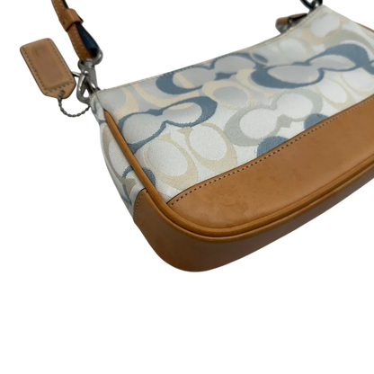https://cdn.shopify.com/s/files/1/0564/9376/8855/files/Coach_Pochette_Signature_weiss___blau_9.webp?v=1784247615