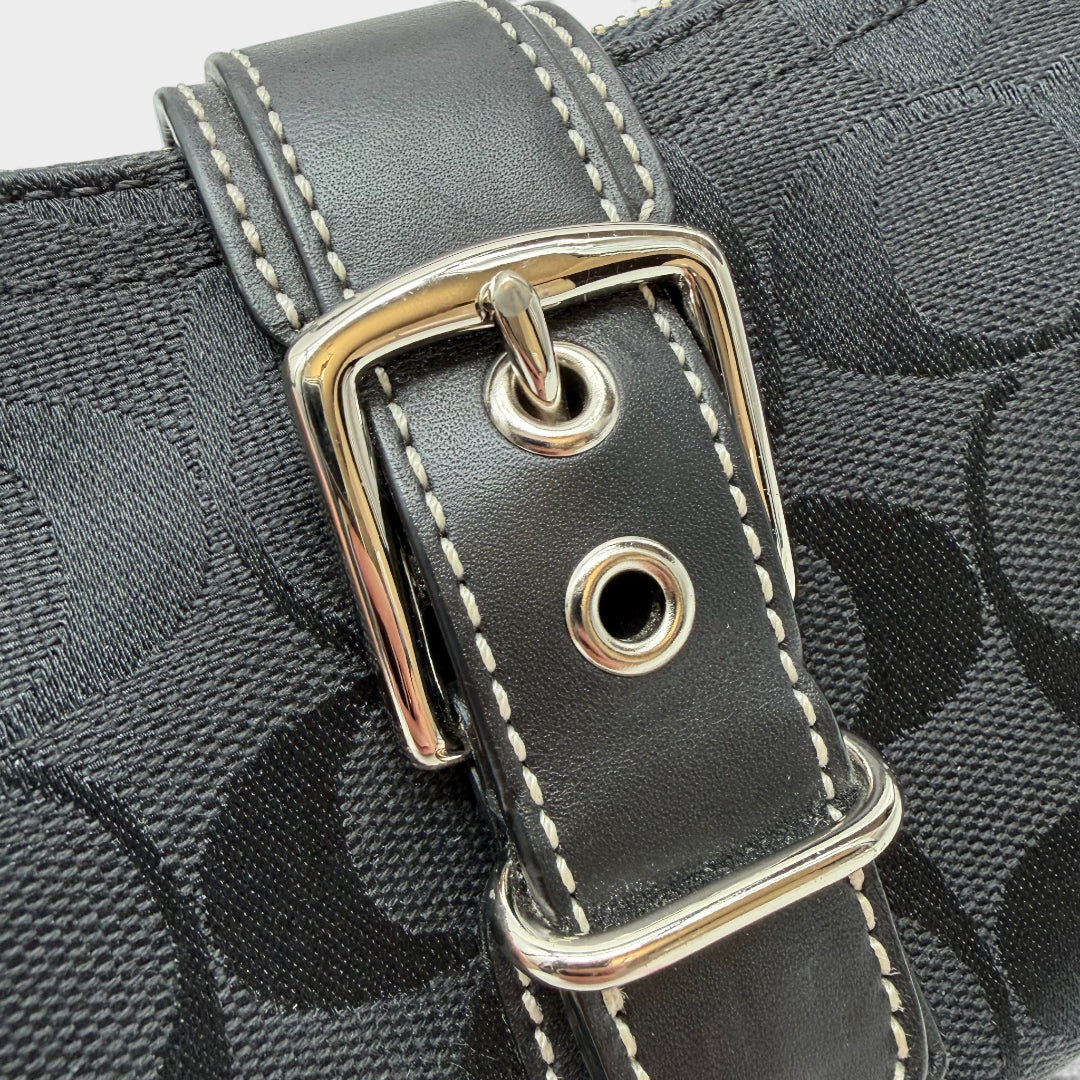 https://cdn.shopify.com/s/files/1/0564/9376/8855/files/Coach_Pochette_Soho_Signature_mit_Schnalle_schwarz_vintage_4510.webp?v=1765386664