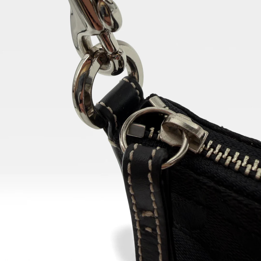 https://cdn.shopify.com/s/files/1/0564/9376/8855/files/Coach_Pochette_Soho_Signature_mit_Schnalle_schwarz_vintage_4513.webp?v=1765386664