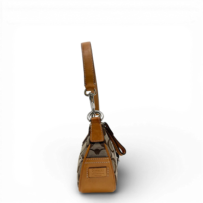 https://cdn.shopify.com/s/files/1/0564/9376/8855/files/Coach_Pochette_mit_Schnalle_Signature_beige_vintage_0050.webp?v=1771406861