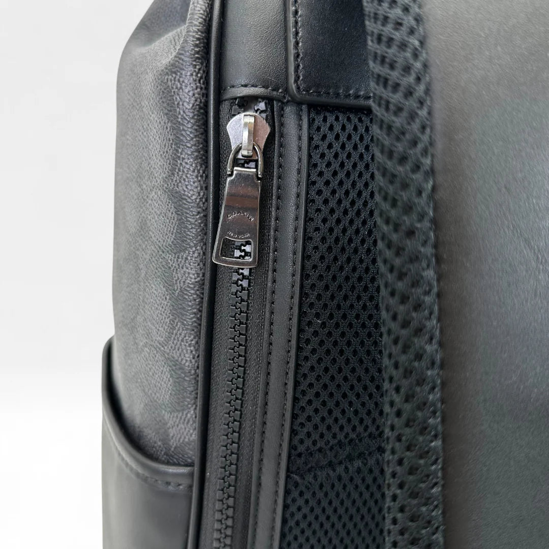 https://cdn.shopify.com/s/files/1/0564/9376/8855/files/Coach_Rucksack_Signature_schwarz_backpack9578.webp?v=1761266140