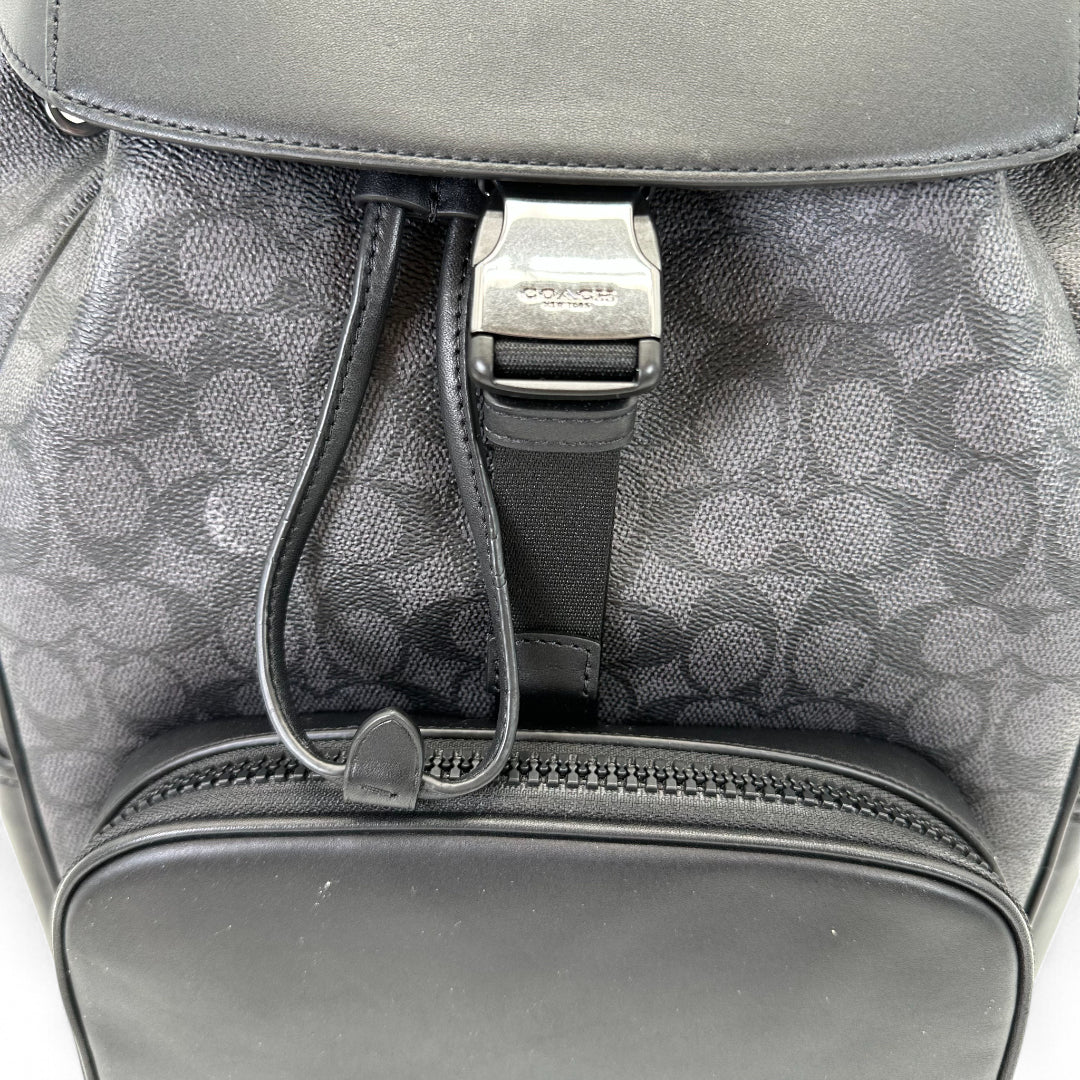 https://cdn.shopify.com/s/files/1/0564/9376/8855/files/Coach_Rucksack_Signature_schwarz_backpack9581.webp?v=1761266140