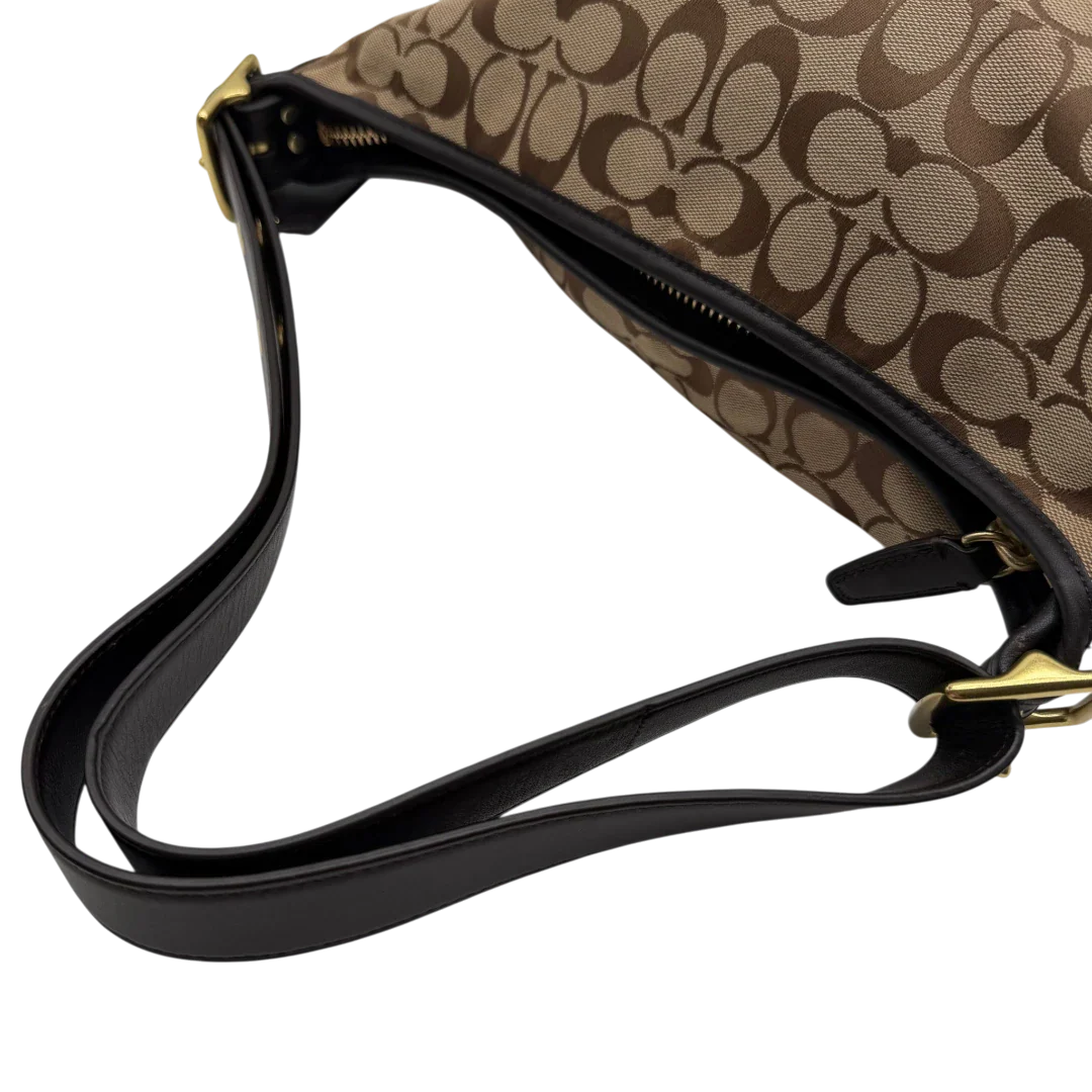 https://cdn.shopify.com/s/files/1/0564/9376/8855/files/Coach_Schultertasche_Bucket_Signature_beige___braun_10.webp?v=1782311045
