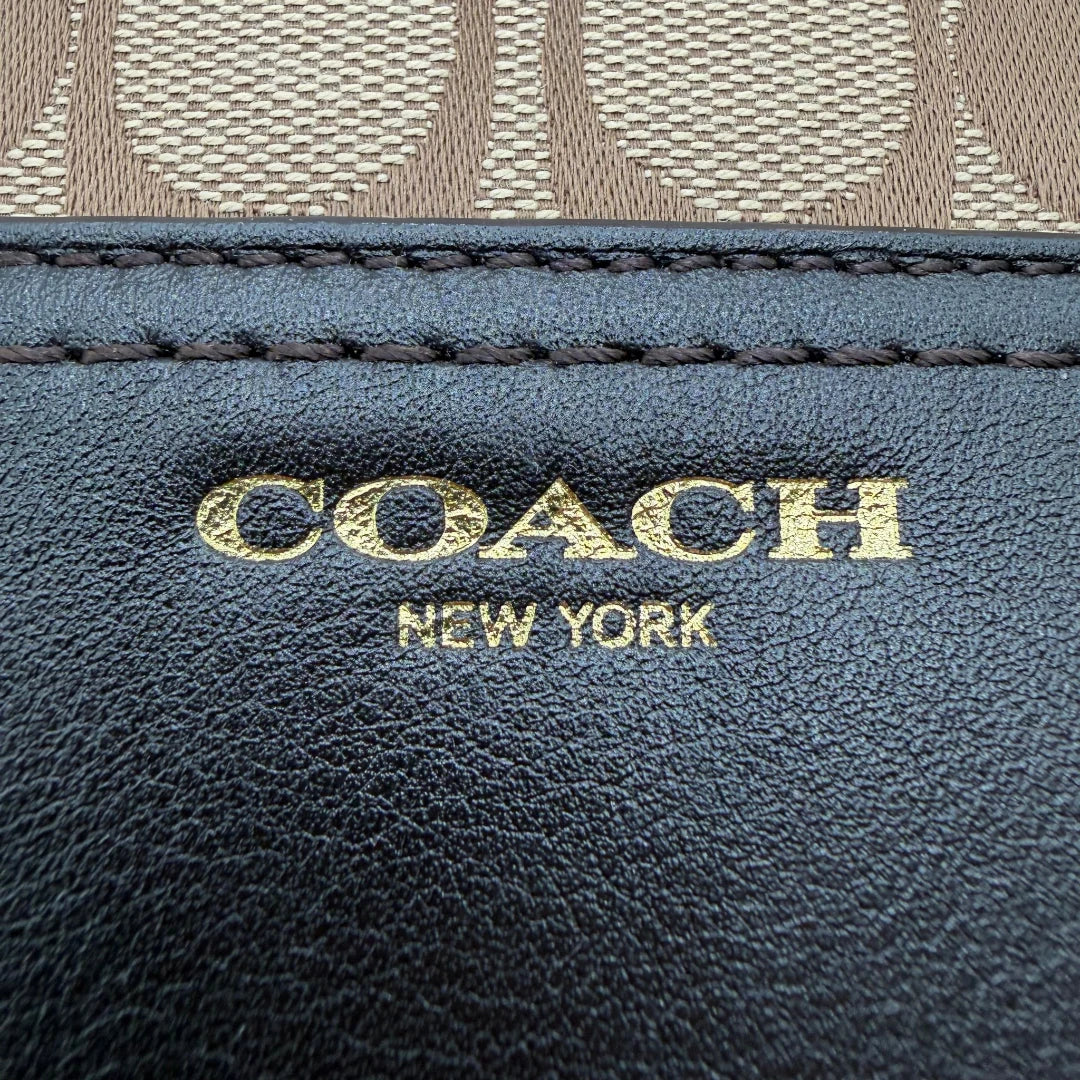 https://cdn.shopify.com/s/files/1/0564/9376/8855/files/Coach_Schultertasche_Bucket_Signature_beige___braun_11.webp?v=1782311045