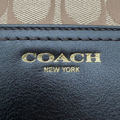 https://cdn.shopify.com/s/files/1/0564/9376/8855/files/Coach_Schultertasche_Bucket_Signature_beige___braun_11.webp?v=1782311045