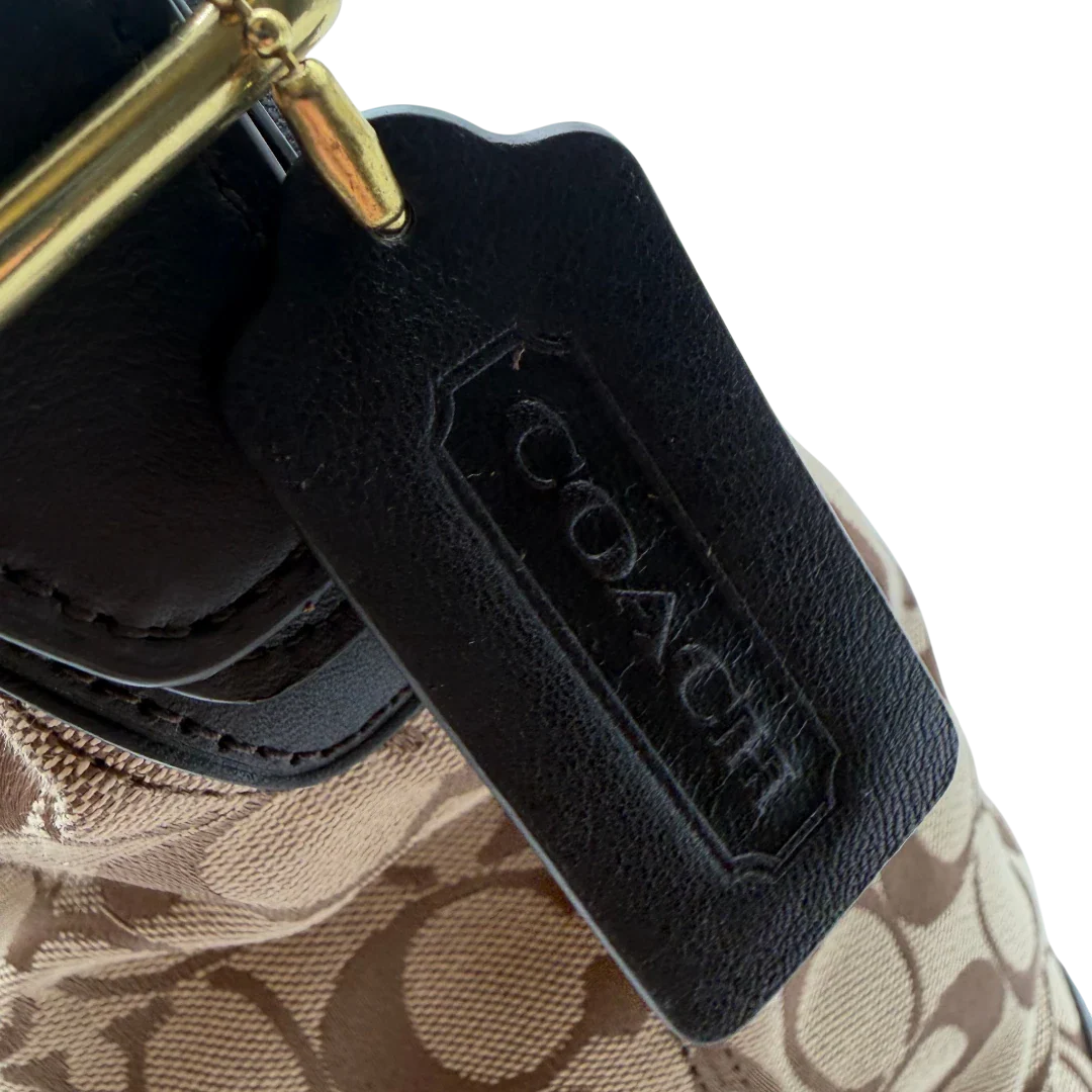 https://cdn.shopify.com/s/files/1/0564/9376/8855/files/Coach_Schultertasche_Bucket_Signature_beige___braun_12.webp?v=1782311045