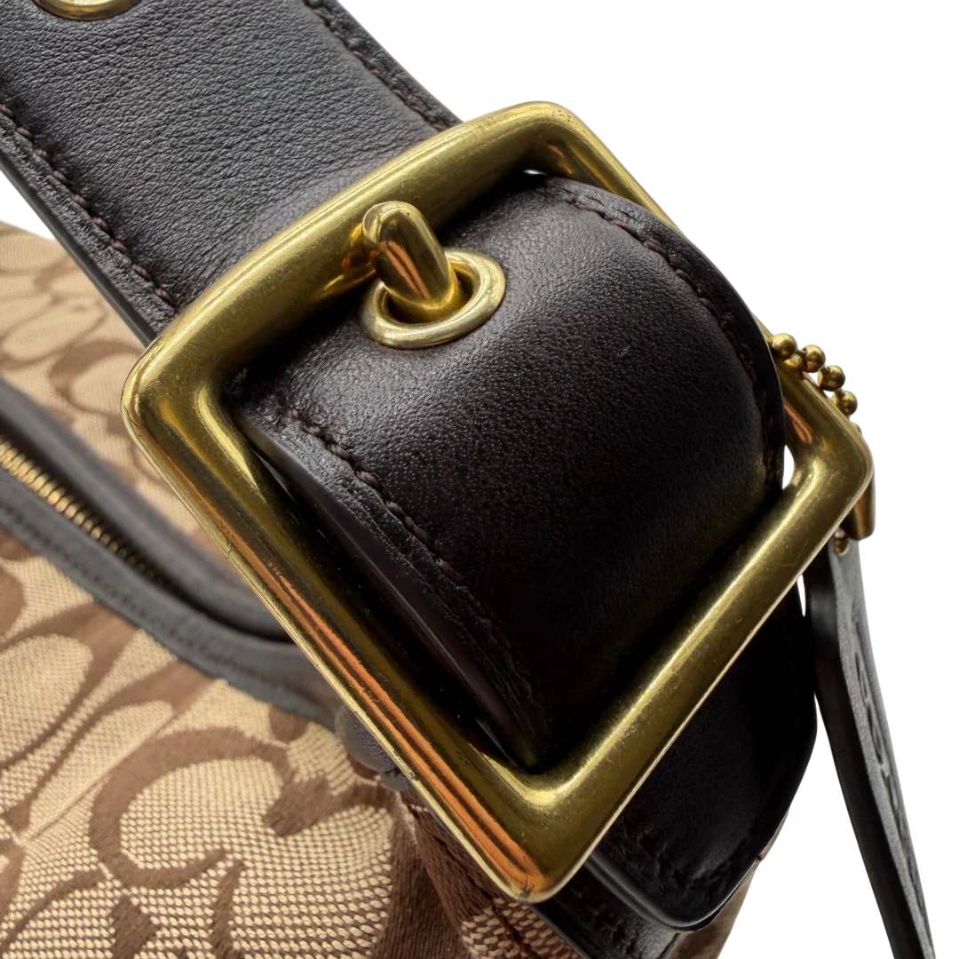 https://cdn.shopify.com/s/files/1/0564/9376/8855/files/Coach_Schultertasche_Bucket_Signature_beige___braun_13.webp?v=1782311045