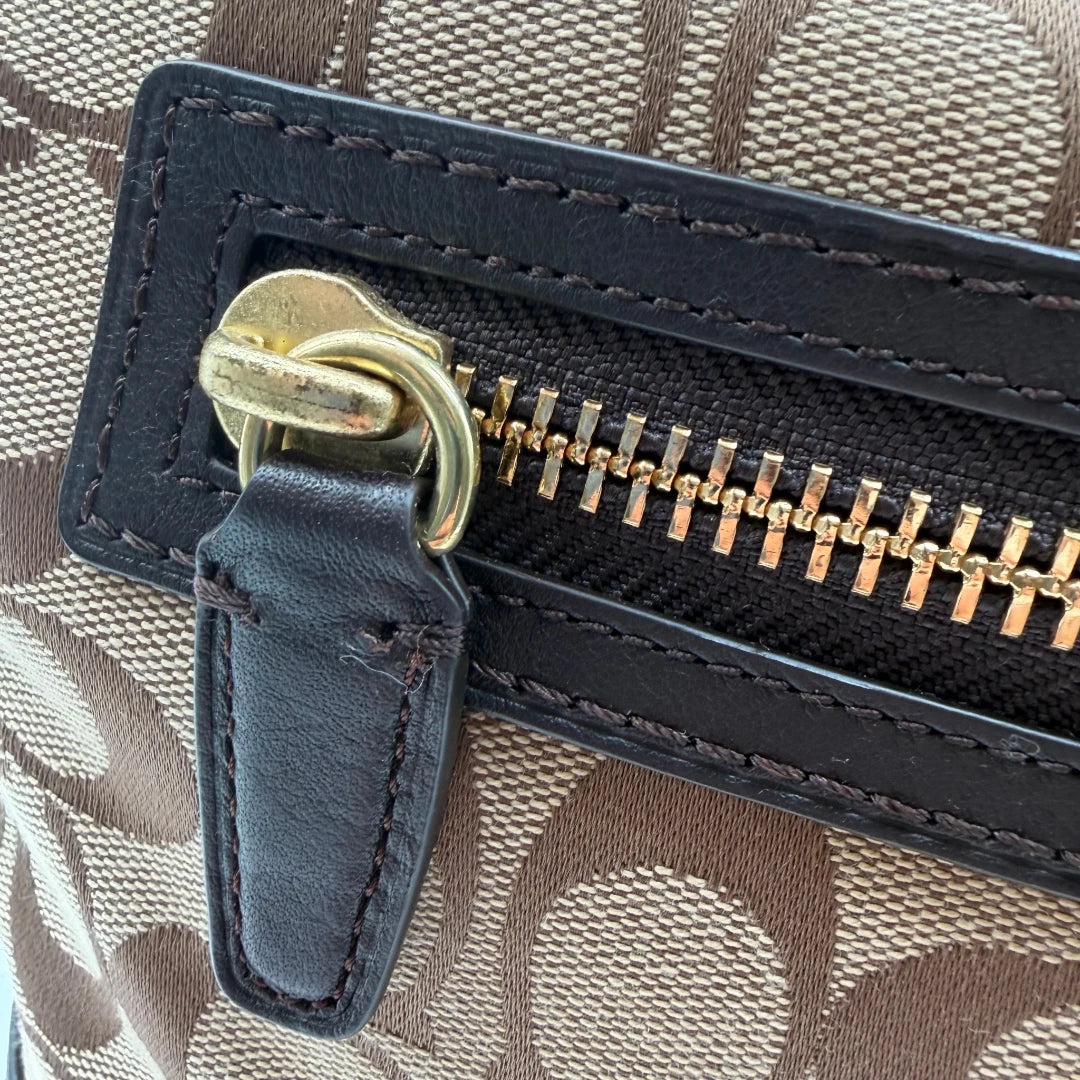 https://cdn.shopify.com/s/files/1/0564/9376/8855/files/Coach_Schultertasche_Bucket_Signature_beige___braun_14.webp?v=1782311045