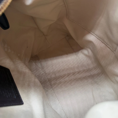 https://cdn.shopify.com/s/files/1/0564/9376/8855/files/Coach_Schultertasche_Bucket_Signature_beige___braun_15.webp?v=1782311045