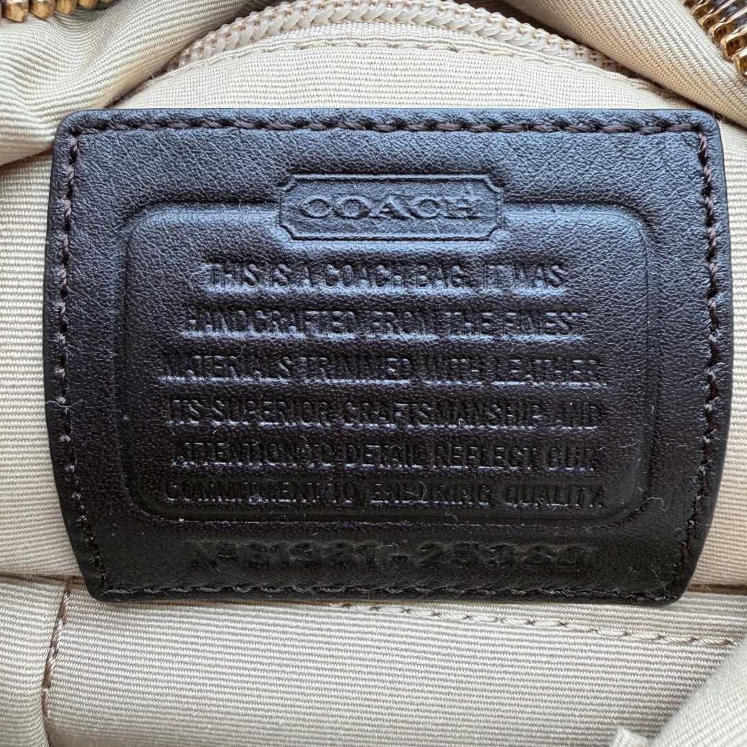 https://cdn.shopify.com/s/files/1/0564/9376/8855/files/Coach_Schultertasche_Bucket_Signature_beige___braun_16.webp?v=1782311045