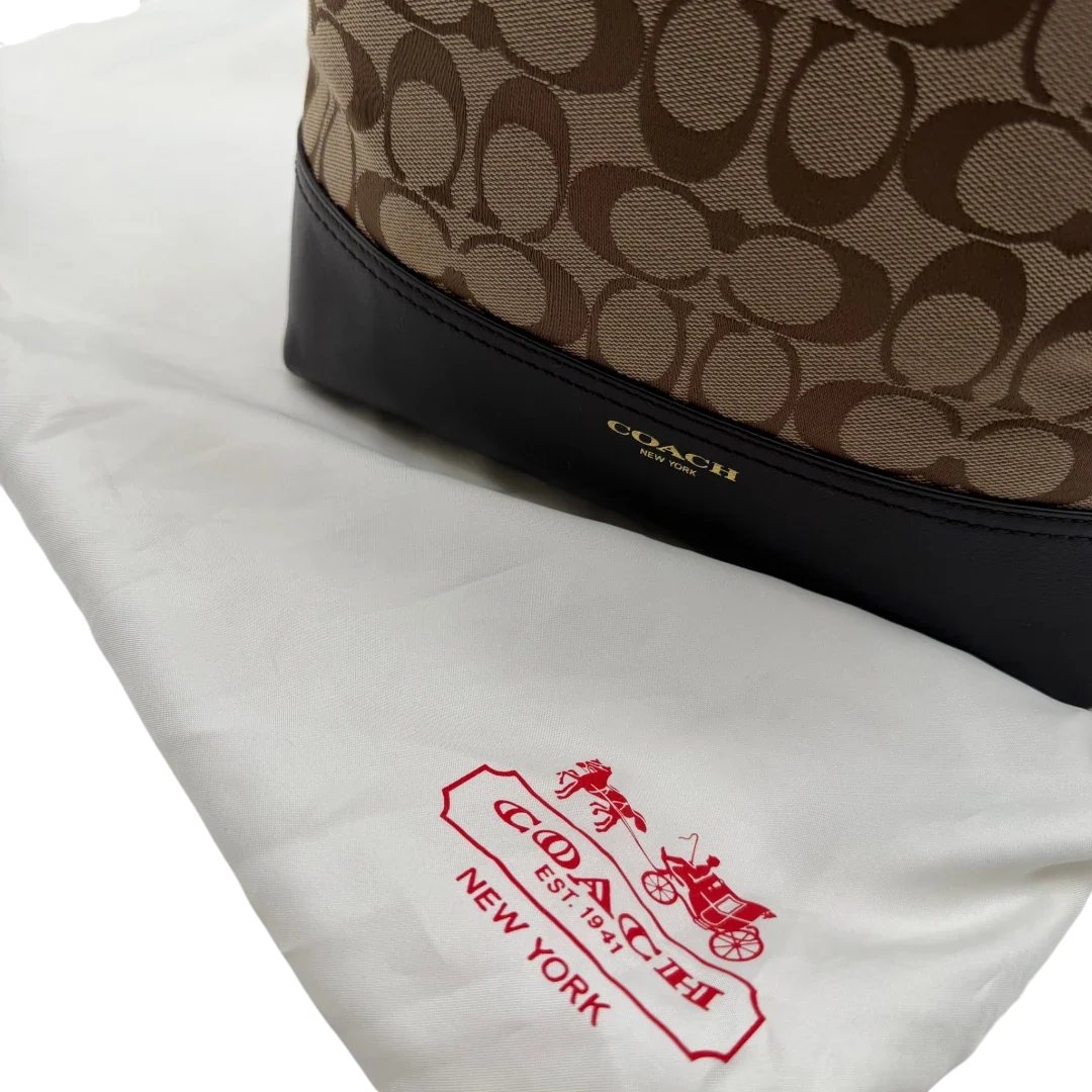 https://cdn.shopify.com/s/files/1/0564/9376/8855/files/Coach_Schultertasche_Bucket_Signature_beige___braun_17.webp?v=1782311045