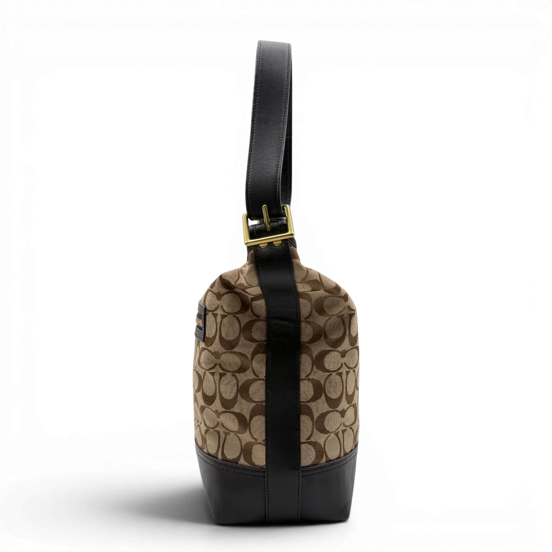 https://cdn.shopify.com/s/files/1/0564/9376/8855/files/Coach_Schultertasche_Bucket_Signature_beige___braun_3.webp?v=1782311044