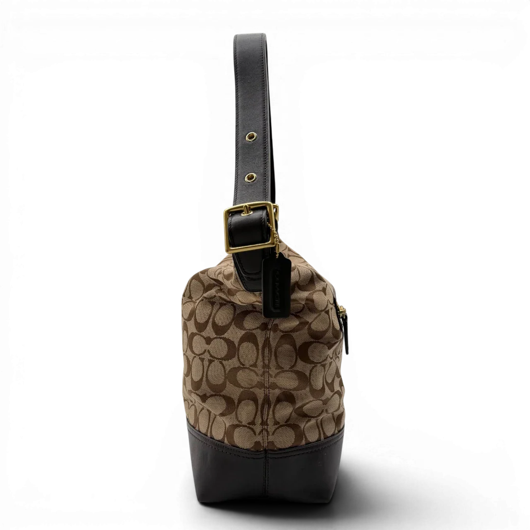 https://cdn.shopify.com/s/files/1/0564/9376/8855/files/Coach_Schultertasche_Bucket_Signature_beige___braun_4.webp?v=1782311044