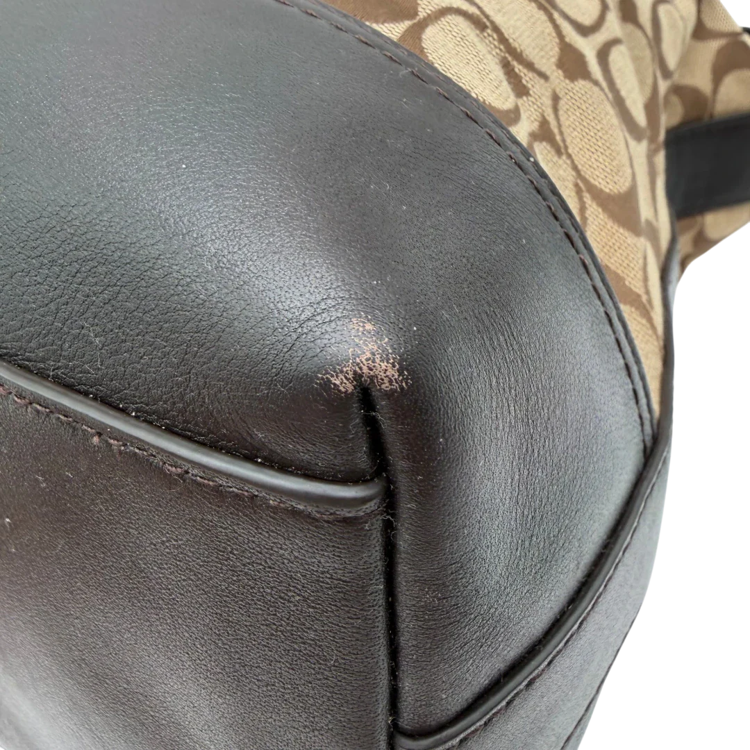 https://cdn.shopify.com/s/files/1/0564/9376/8855/files/Coach_Schultertasche_Bucket_Signature_beige___braun_6.webp?v=1782311045
