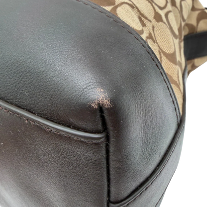 https://cdn.shopify.com/s/files/1/0564/9376/8855/files/Coach_Schultertasche_Bucket_Signature_beige___braun_6.webp?v=1782311045