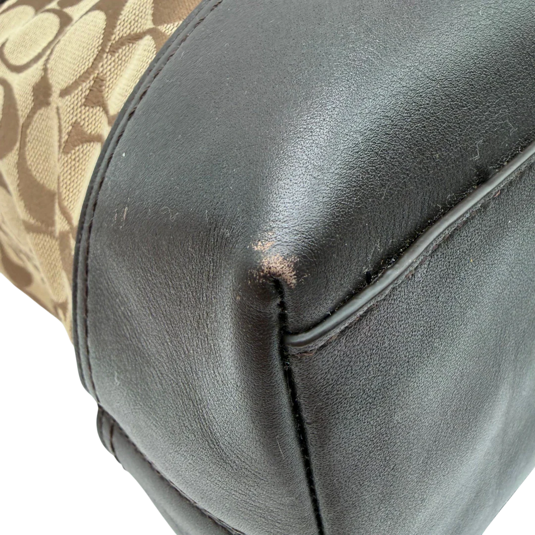 https://cdn.shopify.com/s/files/1/0564/9376/8855/files/Coach_Schultertasche_Bucket_Signature_beige___braun_7.webp?v=1782311045