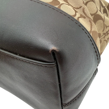 https://cdn.shopify.com/s/files/1/0564/9376/8855/files/Coach_Schultertasche_Bucket_Signature_beige___braun_8.webp?v=1782311045