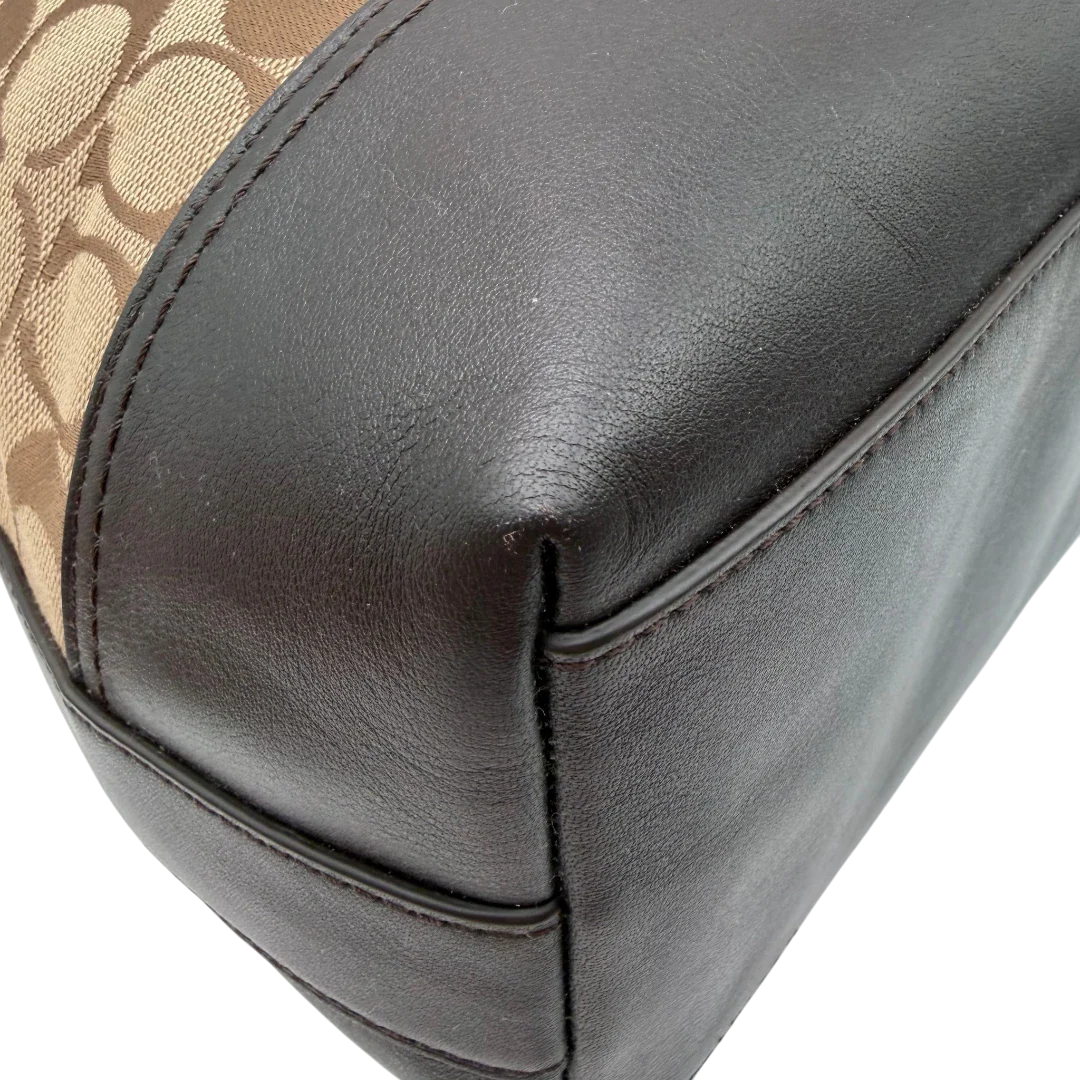 https://cdn.shopify.com/s/files/1/0564/9376/8855/files/Coach_Schultertasche_Bucket_Signature_beige___braun_9.webp?v=1782311045