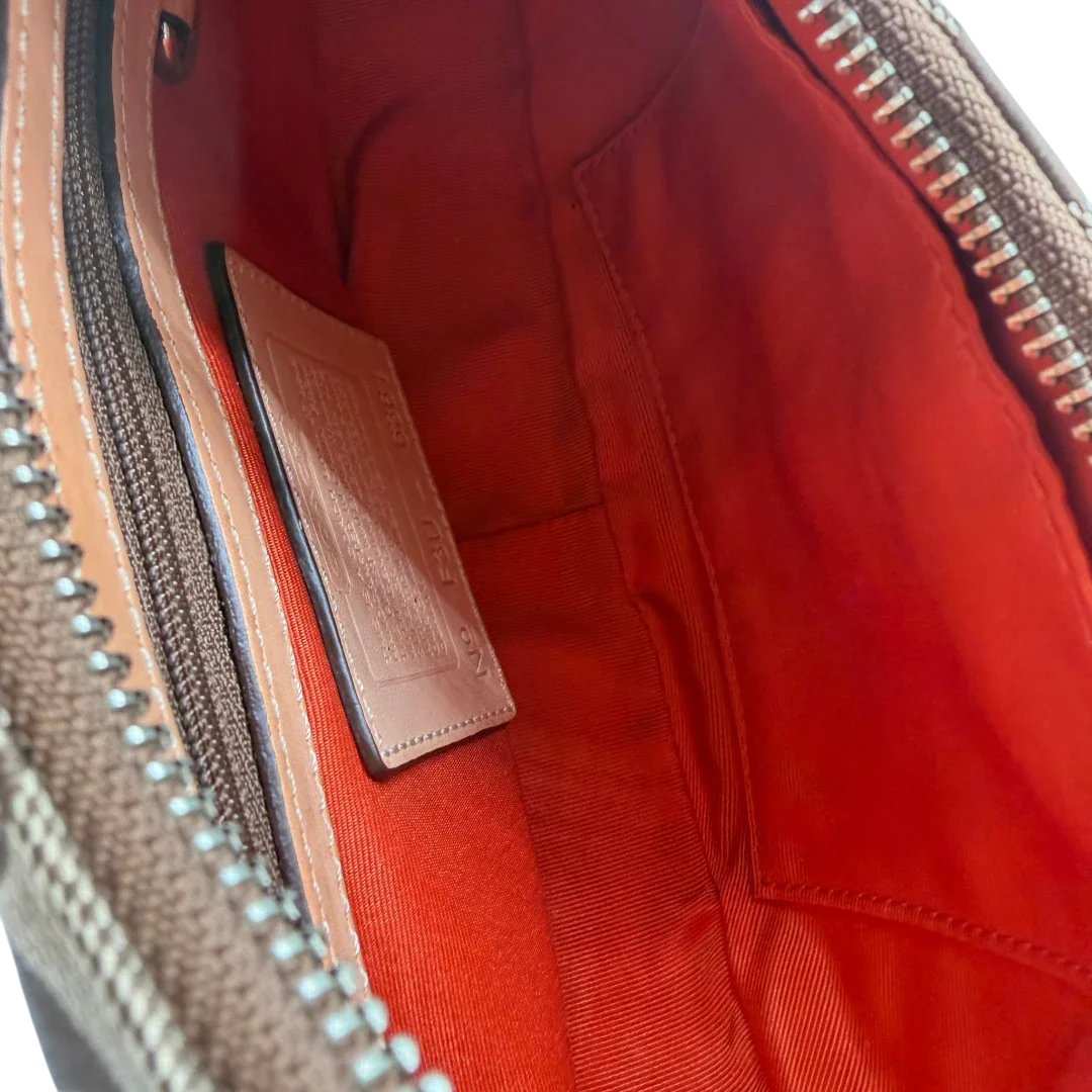 https://cdn.shopify.com/s/files/1/0564/9376/8855/files/Coach_Schultertasche_Croissant_Signature_beige___braun_10.webp?v=1782312030