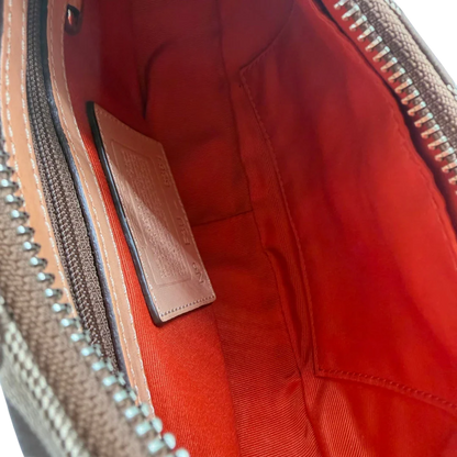 https://cdn.shopify.com/s/files/1/0564/9376/8855/files/Coach_Schultertasche_Croissant_Signature_beige___braun_10.webp?v=1782312030