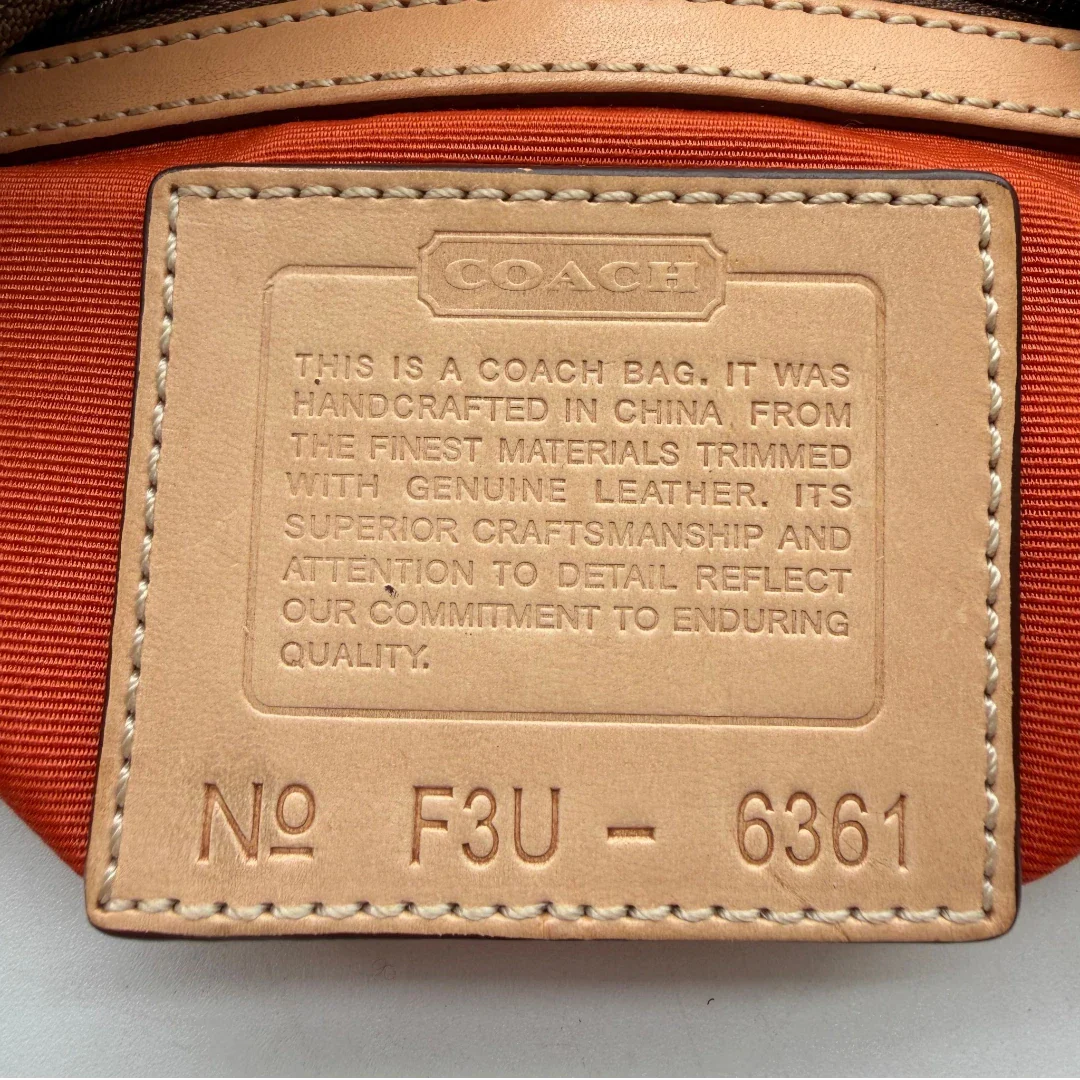 https://cdn.shopify.com/s/files/1/0564/9376/8855/files/Coach_Schultertasche_Croissant_Signature_beige___braun_11.webp?v=1782312030